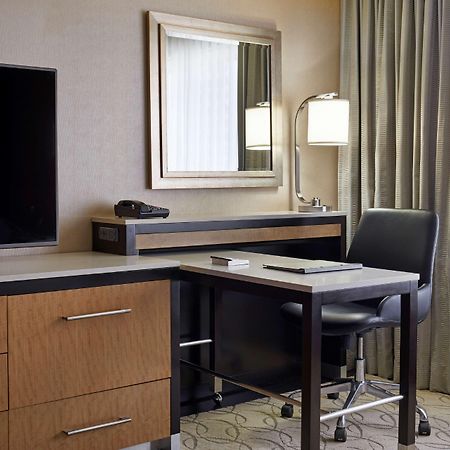 Hilton Toronto Hotel Exterior photo
