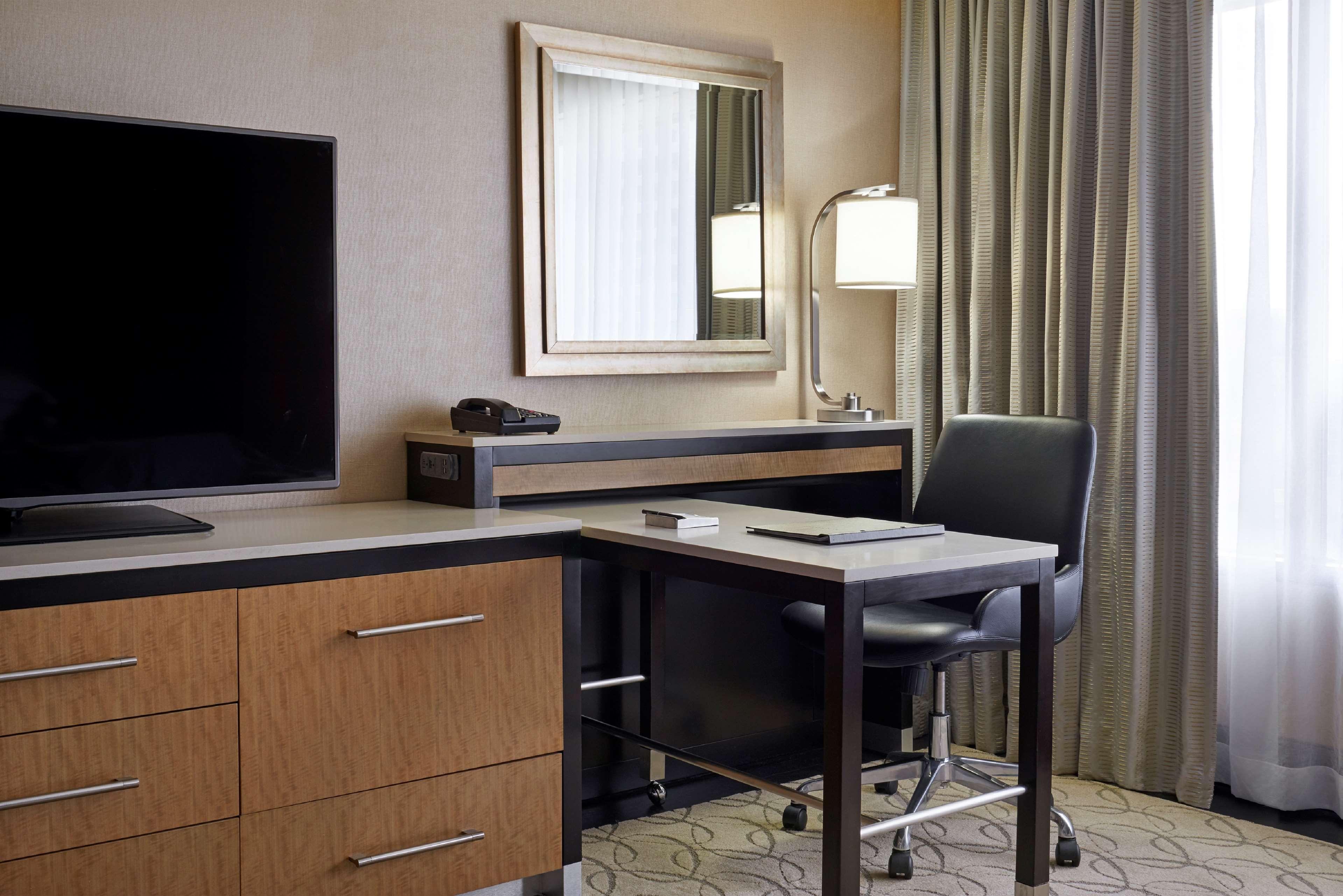 Hilton Toronto Hotel Exterior photo