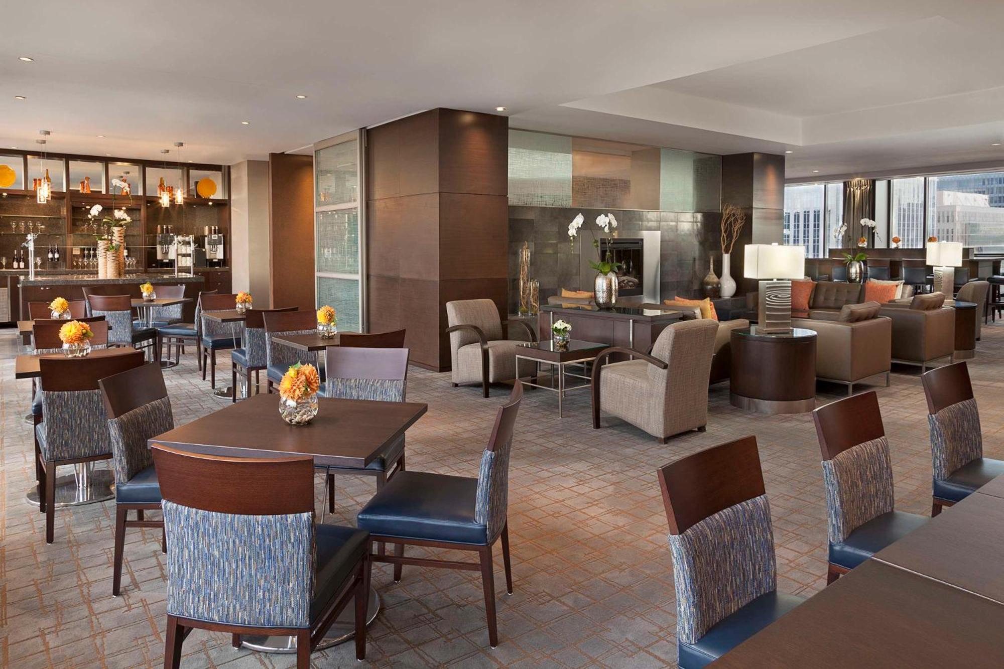 Hilton Toronto Hotel Exterior photo